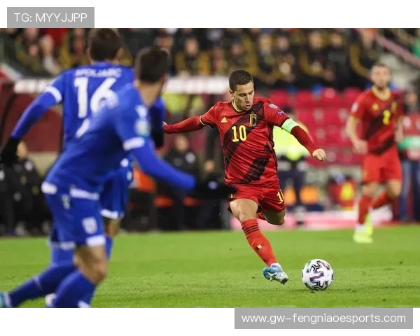 足球明星精准发边线球瞬间定格,技术与力量的完美融合展现 足球明星精准发边线球瞬间定格,技术与力量的完美融合展现